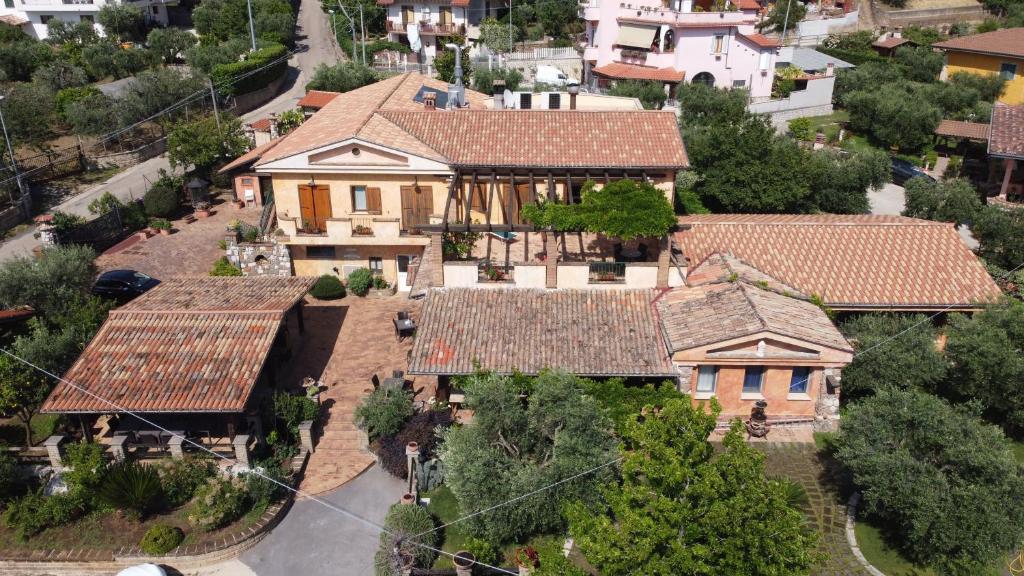 uma vista aérea de uma casa com telhados de azulejo em Locanda Pinocchio em Rocca Massima