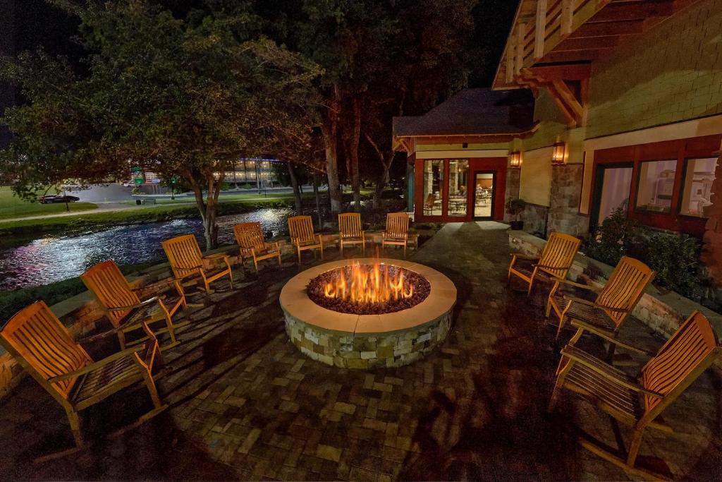 a fire pit in the middle of a yard with chairs at The Inn On The River in Pigeon Forge