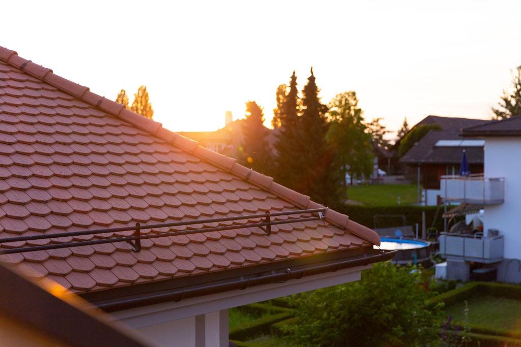 Východ nebo západ slunce při pohledu z hotelu nebo okolí