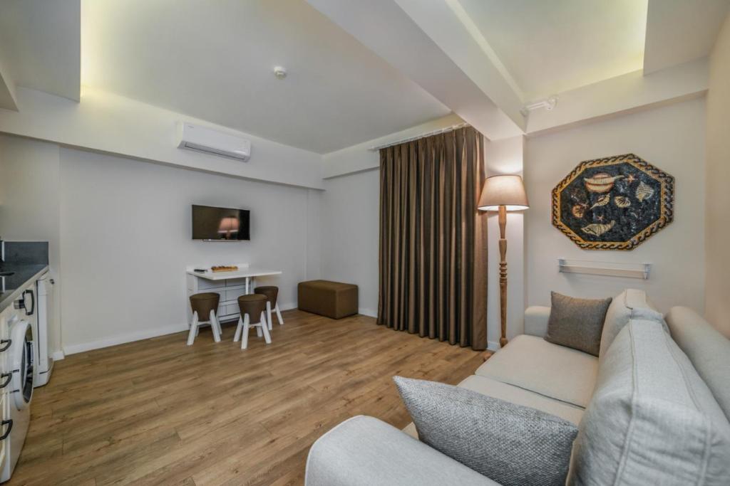TV a/nebo společenská místnost v ubytování Ece Marina Suites