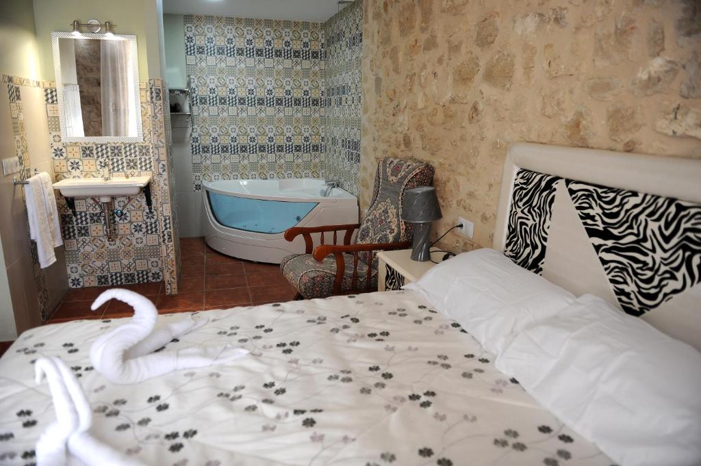 A bed or beds in a room at Hotel Rural El Labrador