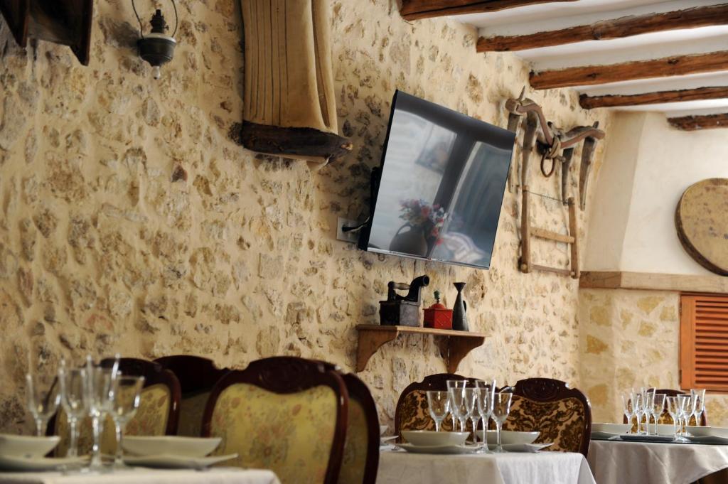 TV a/nebo společenská místnost v ubytování Hotel Rural El Labrador