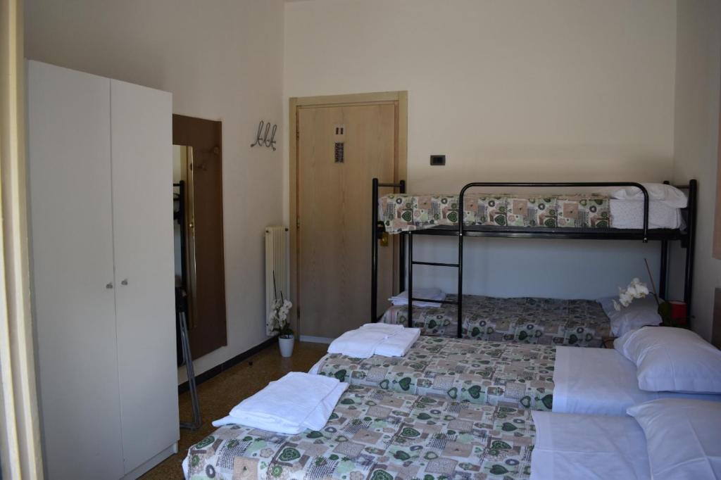 - une chambre avec 2 lits superposés dans l'établissement Villa Emma, à Nago-Torbole