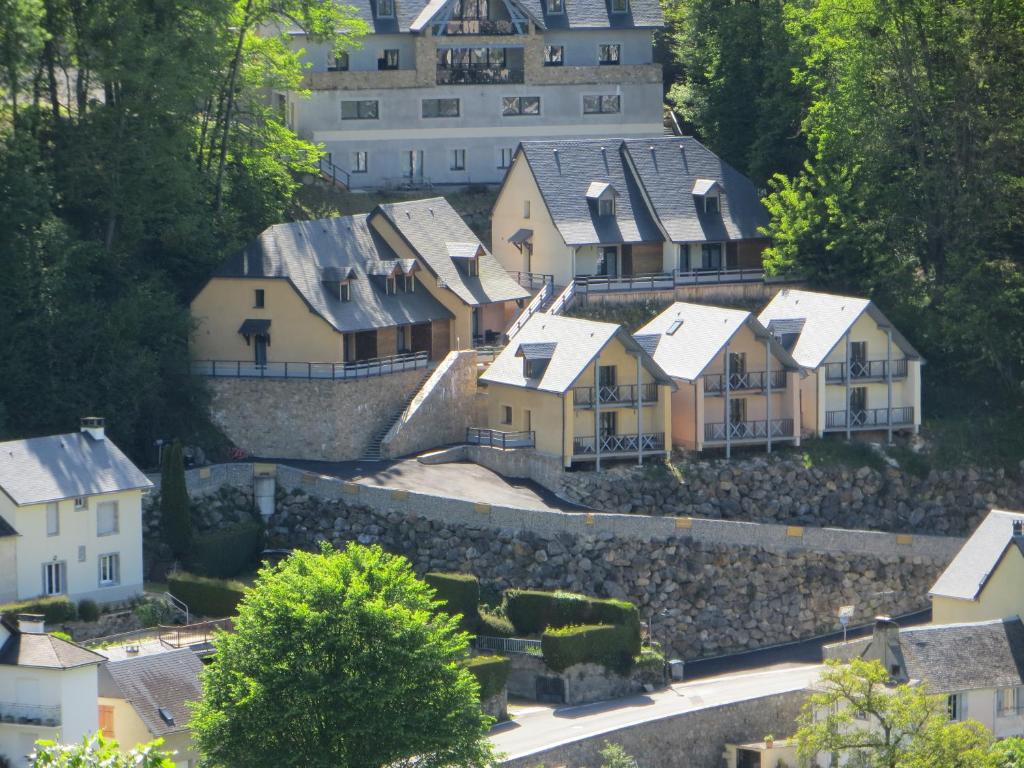 una vista aérea de las casas de un pueblo en Domaine Du Sauveur, en Luz-Saint-Sauveur