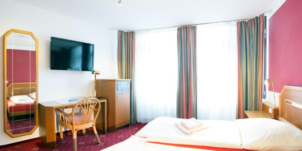 Postel nebo postele na pokoji v ubytování Wali's Hotel