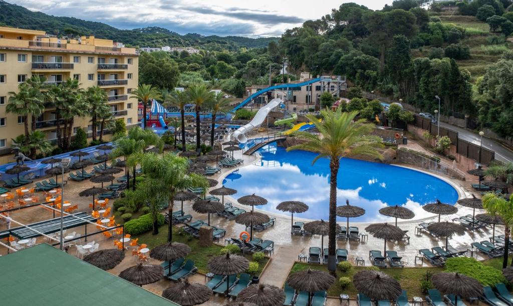 una vista aérea de una piscina en un complejo en Hotel Rosamar Garden Resort 4* en Lloret de Mar