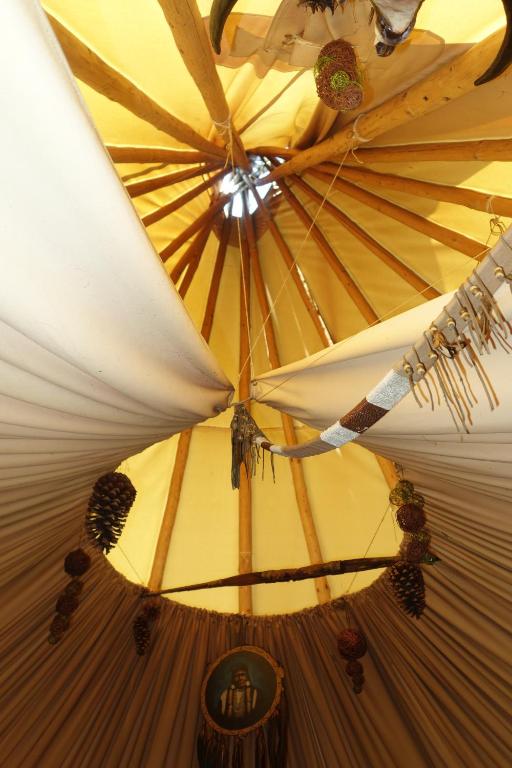 a ceiling of a tent with a ceilingngth at Levaltipis in Saint Gatien des Bois