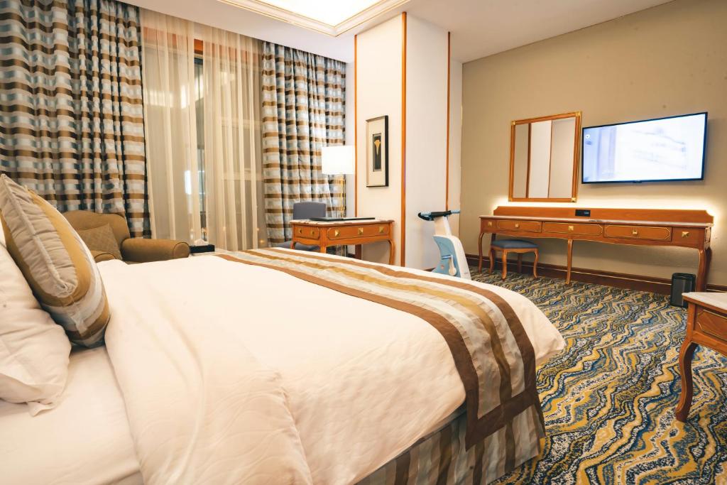 Postel nebo postele na pokoji v ubytování Iridium Hotel