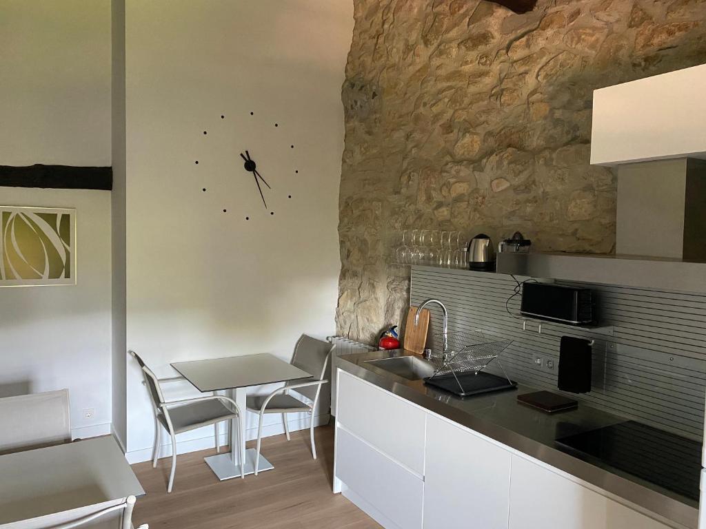 Kuchyň nebo kuchyňský kout v ubytování Casa Rural Martiamuno Landetxea