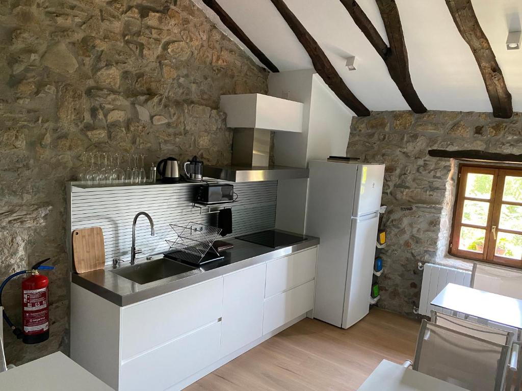 Kuchyň nebo kuchyňský kout v ubytování Casa Rural Martiamuno Landetxea