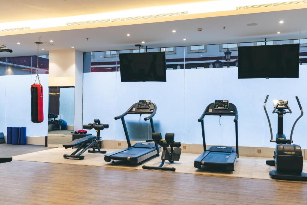 Fitness centrum a/nebo fitness zařízení v ubytování Iridium Hotel