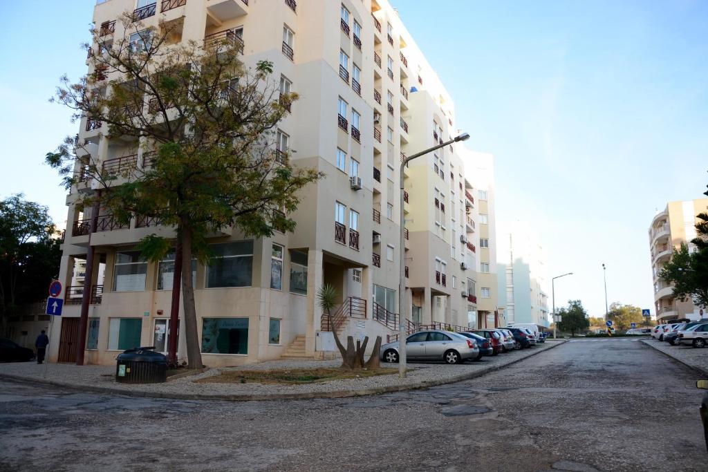 an empty street in front of a tall building at Casa Rabelo C in Armação de Pêra