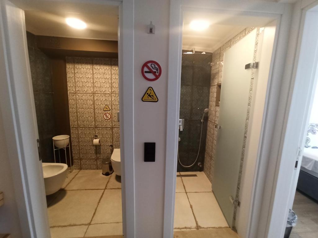 Koupelna v ubytování Ece Marina Suites