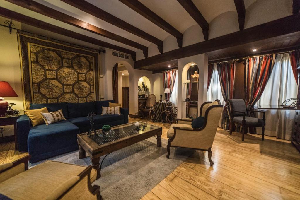 sala de estar con sofá azul y mesa en Casa en las Termas de Amador de los Ríos, en Toledo