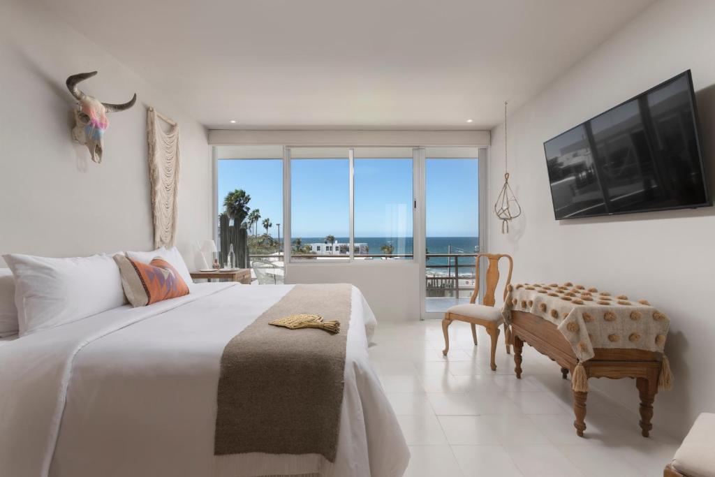 Un dormitorio con una cama y vista al mar. en Hotel Boutique Casa Lulu, en Mazatlán