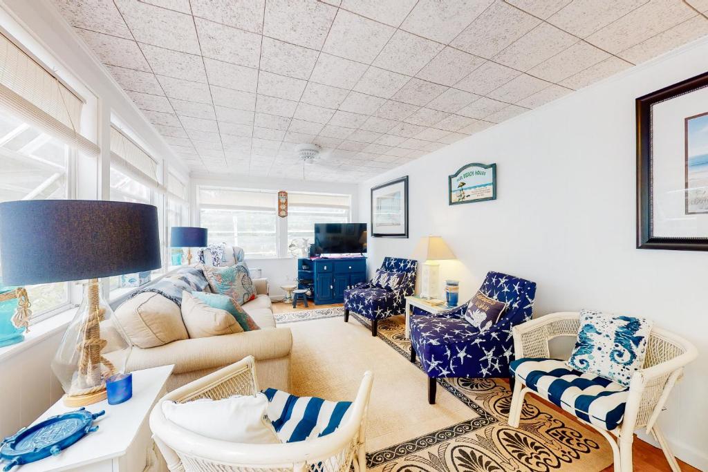 uma sala de estar com um sofá e cadeiras em Paradise by Ocean Edge em Brewster