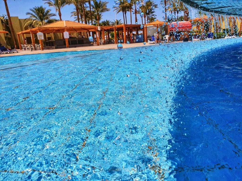 Bazén v ubytování Palm Beach Resort Families and Couples only nebo v jeho okolí