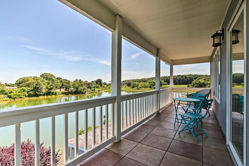 WaterfordにあるDeluxe Waterford Home with Views, Outdoor Bar and Moreの川の景色を望むバルコニー(椅子付)