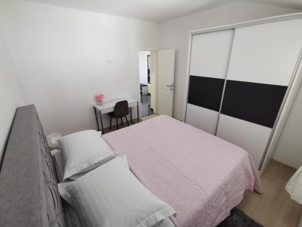 Postel nebo postele na pokoji v ubytování Apartmani "Allegro"