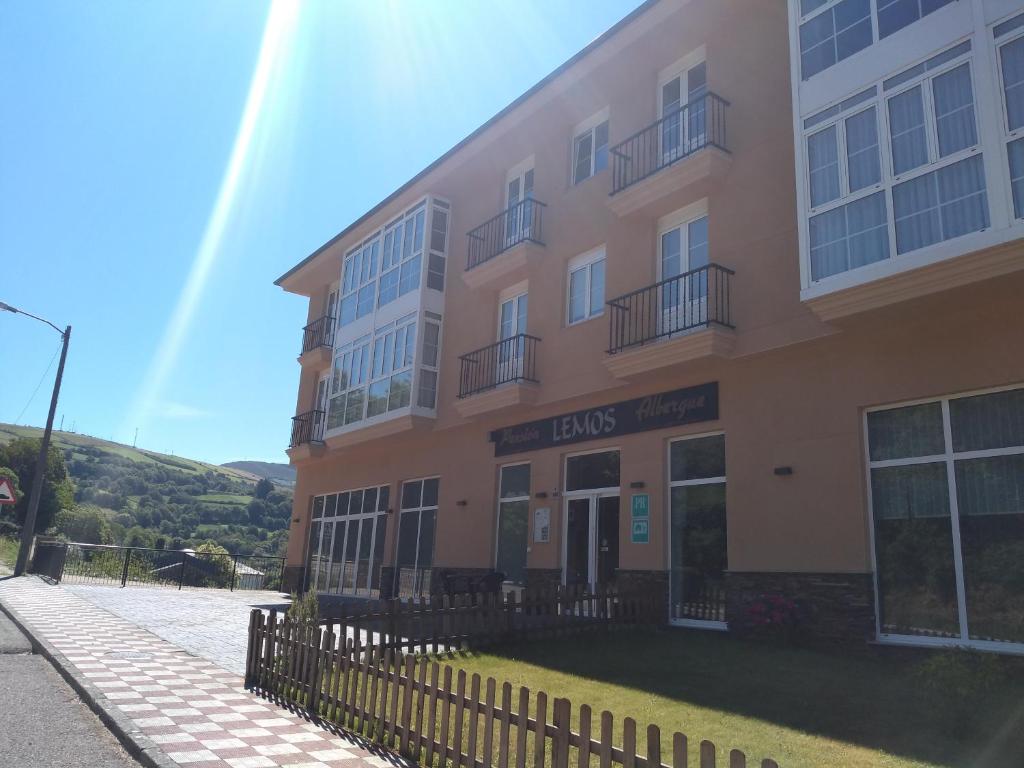 Pension-Albergue Lemos, Treacastela – Updated 2022 Prices