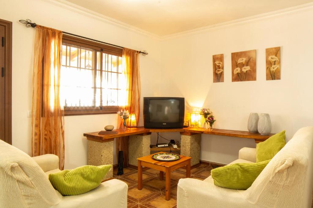 TV a/nebo společenská místnost v ubytování CASA CON PISCINA EN TENERIFE - VISTA MAR Y EL TEIDE