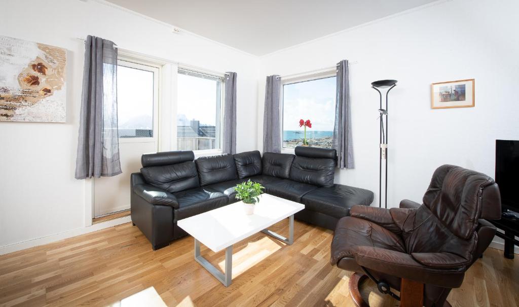 アンデネスにあるApt 202 - Andenes Whale Safari Apartmentsのリビングルーム(黒い革張りのソファ、テーブル付)