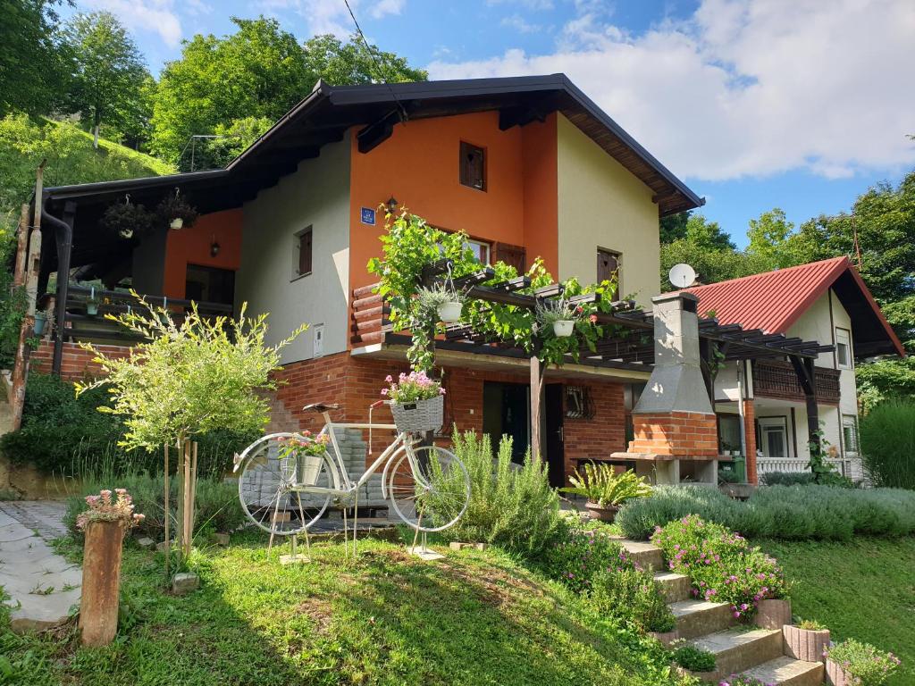 una casa con una bicicleta estacionada frente a ella en Vila Ema-kuća za odmor en Ludbreg