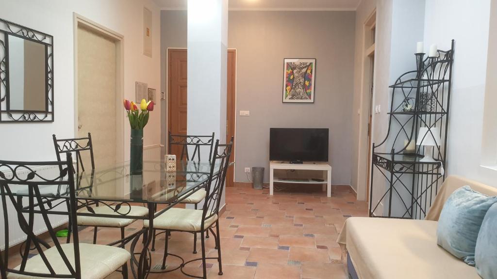 Televízia a/alebo spoločenská miestnosť v ubytovaní Apartmani N.May's