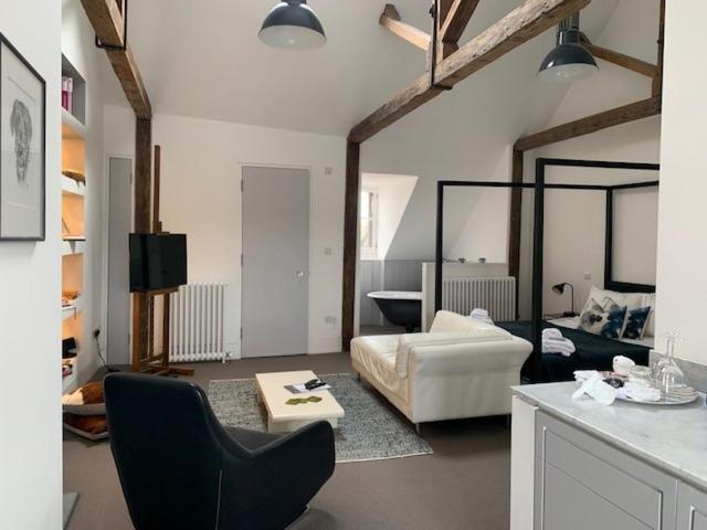 ein Wohnzimmer mit einem Sofa und einem Tisch in der Unterkunft Montys Accommodation in Lewes
