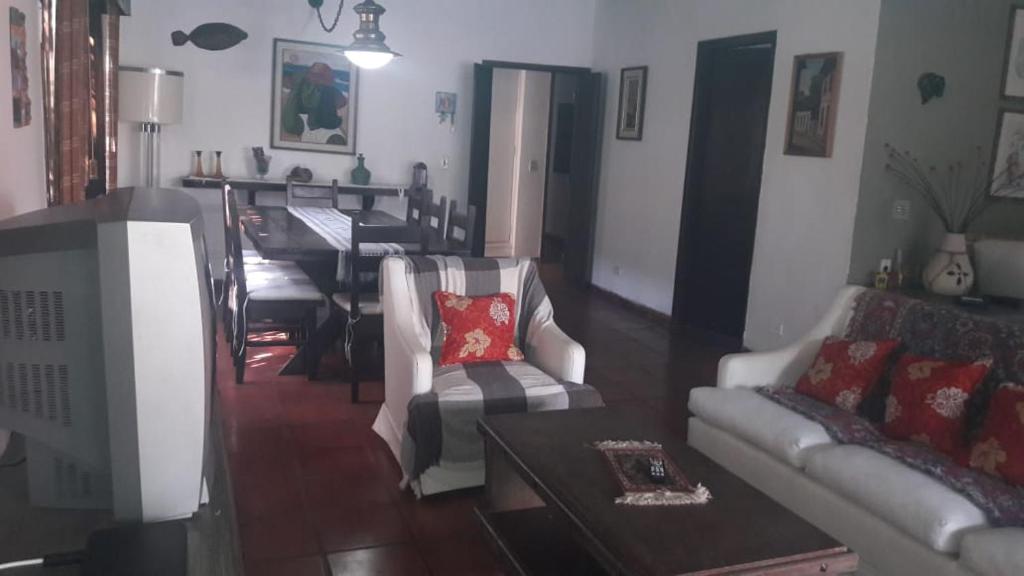  LINDA E CONFORTÁVEL CASA COM PISCINA NO GUARUJÁ