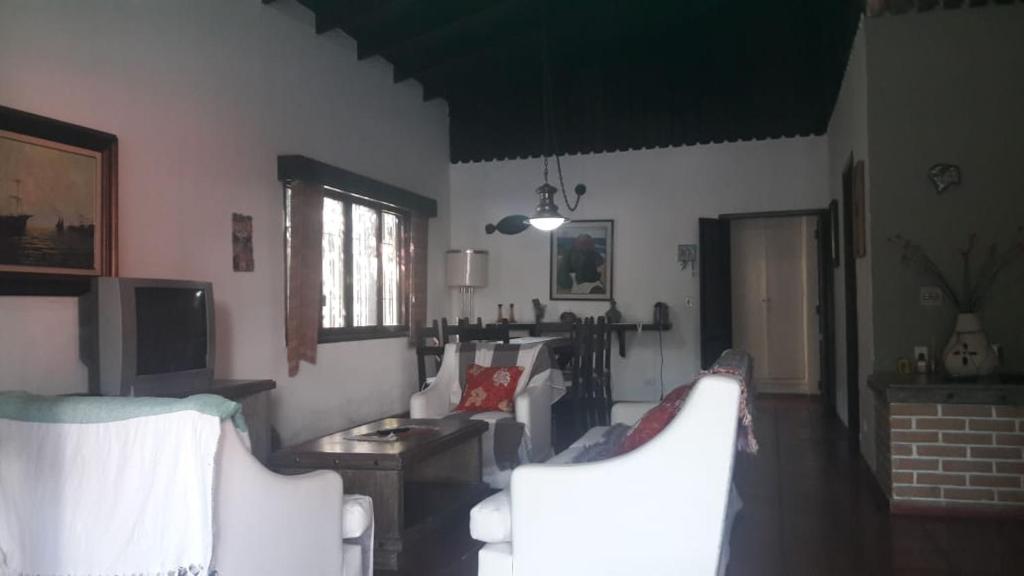  LINDA E CONFORTÁVEL CASA COM PISCINA NO GUARUJÁ