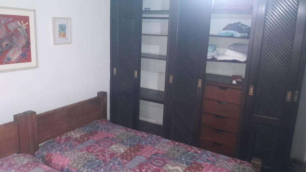  LINDA E CONFORTÁVEL CASA COM PISCINA NO GUARUJÁ