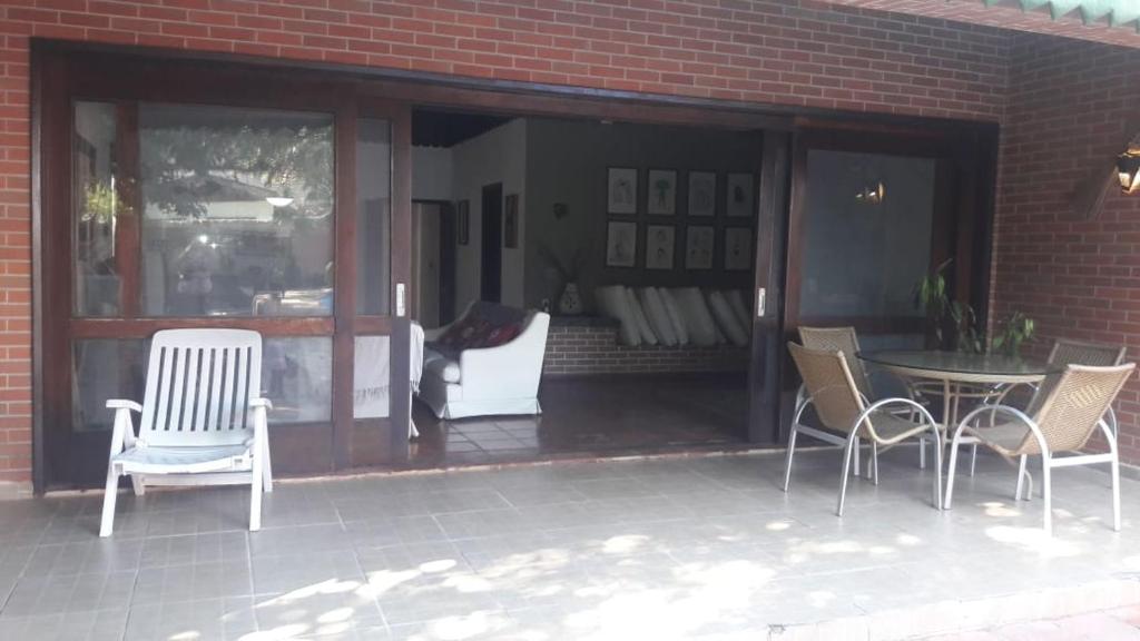  LINDA E CONFORTÁVEL CASA COM PISCINA NO GUARUJÁ