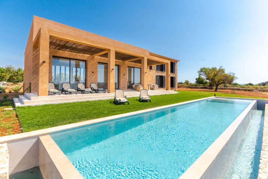 Villa con piscina frente a una casa en Luxury Villa in the hearth of Mallorca Can Berrubi, en Inca