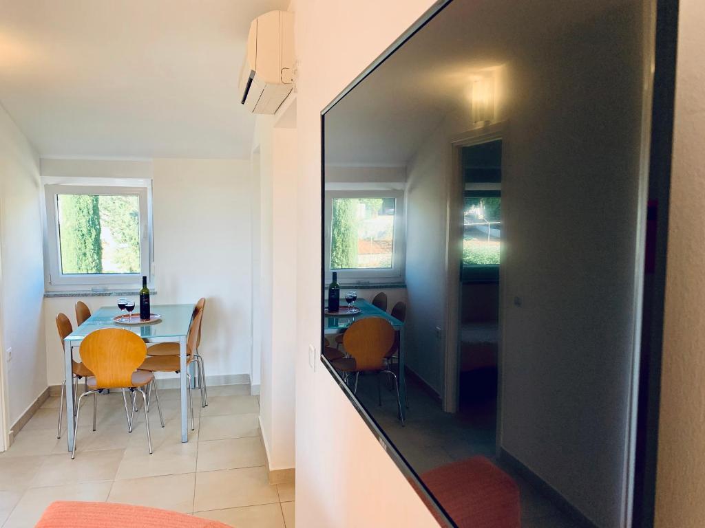 Telewizja i/lub zestaw kina domowego w obiekcie Apartments SOLARIS - with PRIVATE PARKING