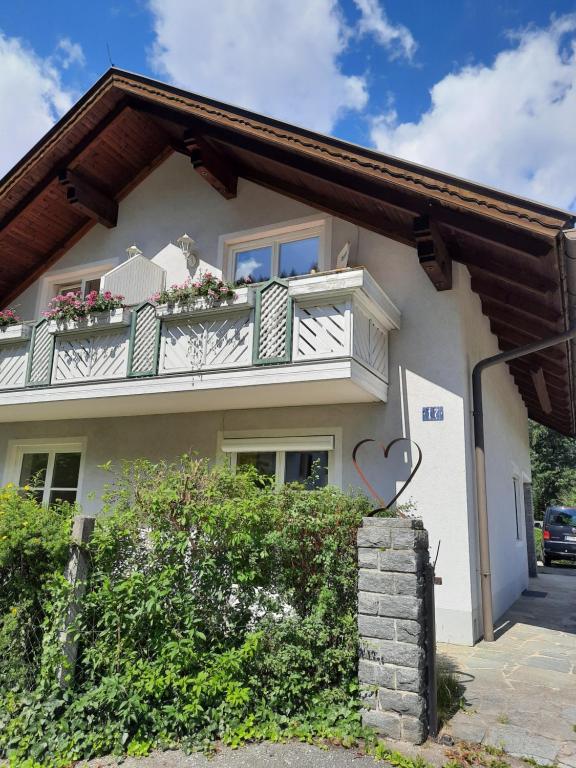 ein Haus mit einem seitlich bemalten Herz in der Unterkunft Ferienwohnung Berger in Gmünd in Kärnten