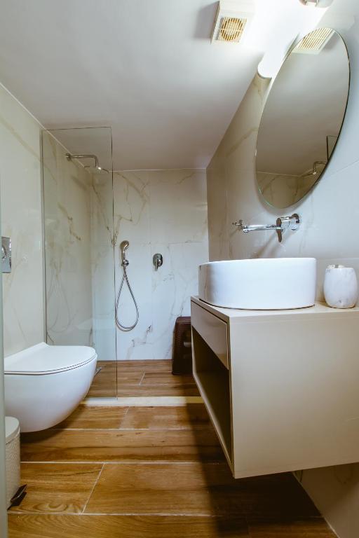 Koupelna v ubytování Konmari Boutique Suites