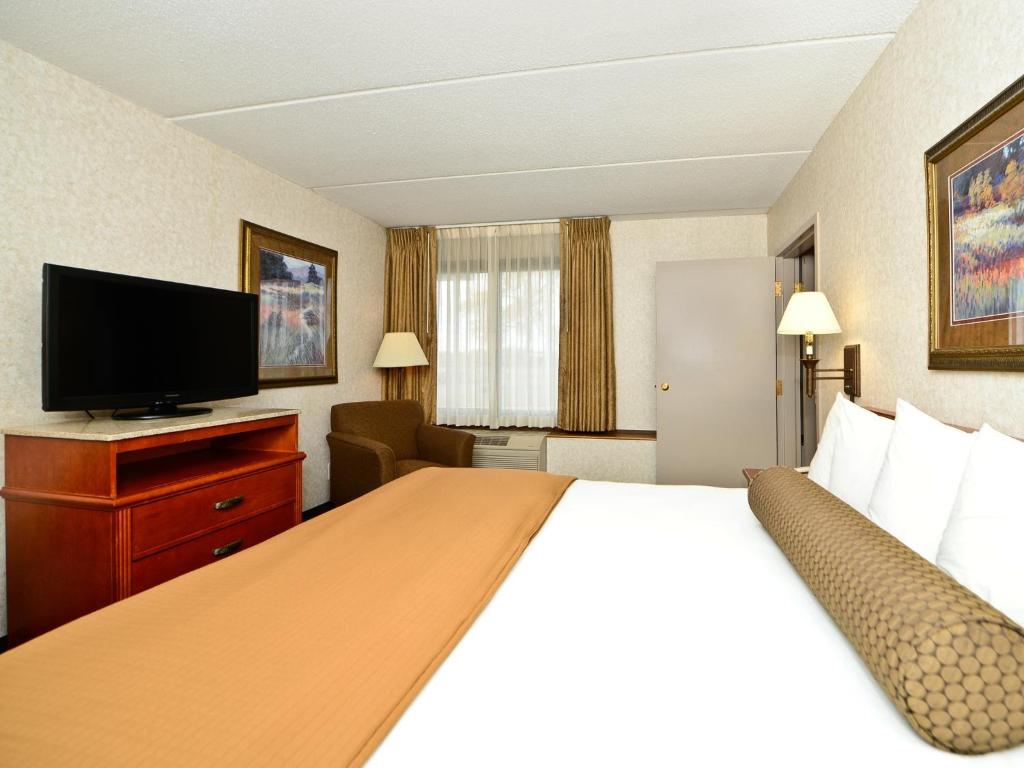 Ramada by Wyndham Plymouth Hotel & Conference Center - Suite King De Un Dormitorio Con Sofá Cama