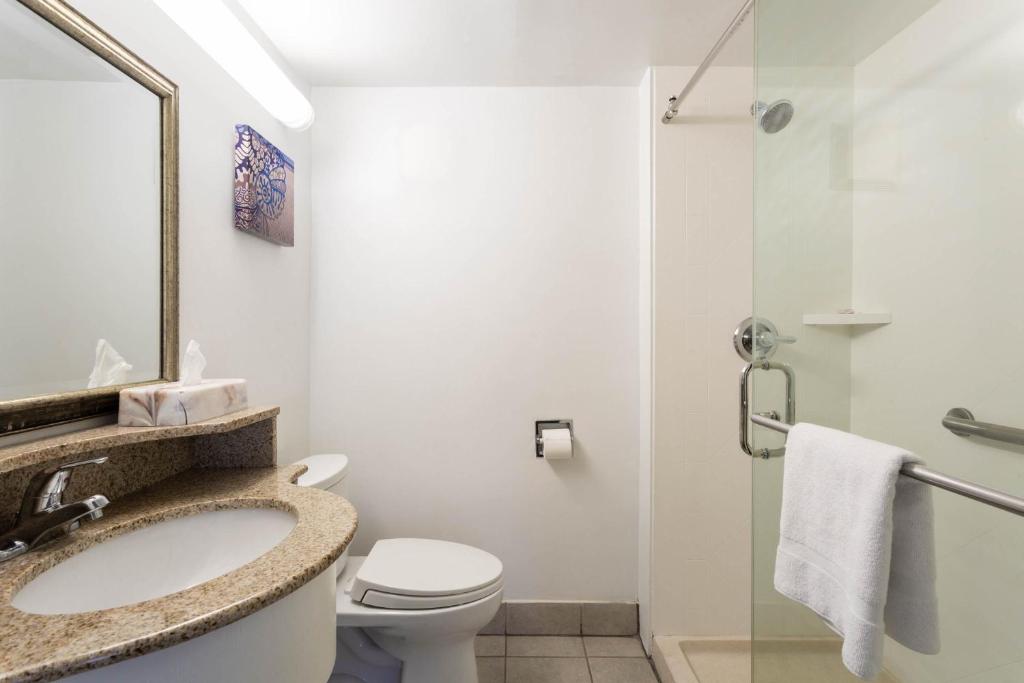 Ramada by Wyndham Virginia Beach - Queen Studio Suite - Non-Smoking