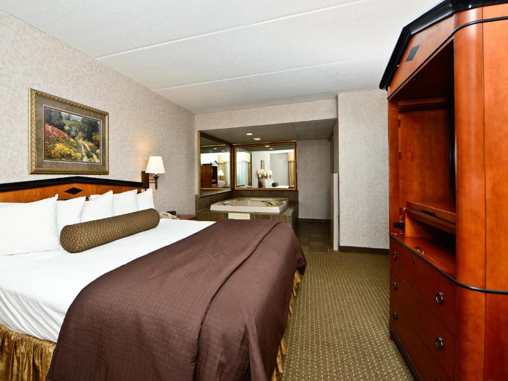 Ramada by Wyndham Plymouth Hotel & Conference Center - Business Suite Mit Kingsize-Bett
