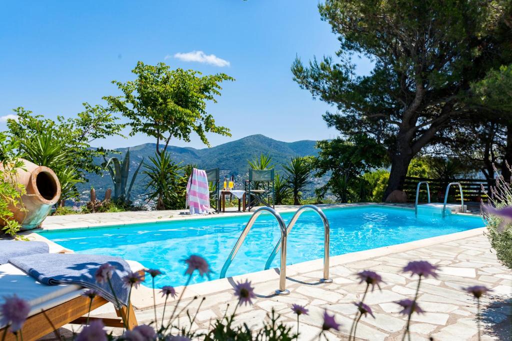 una piscina con vistas a las montañas en Villa Driades, en Skopelos Town
