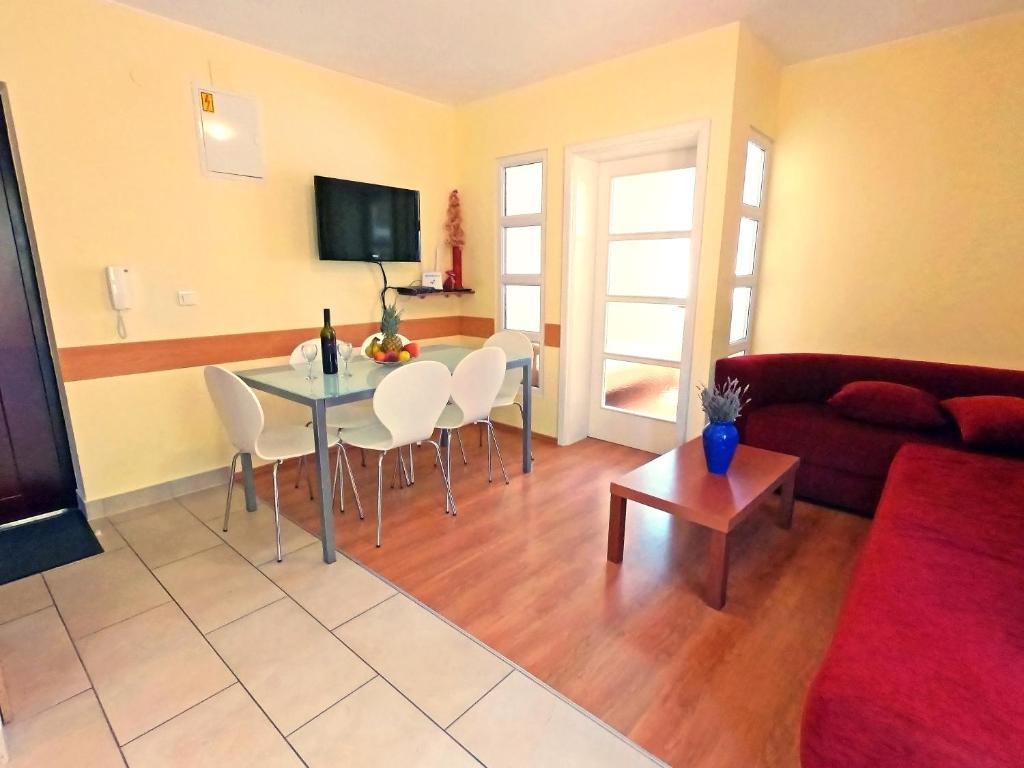 Telewizja i/lub zestaw kina domowego w obiekcie Apartments SOLARIS - with PRIVATE PARKING