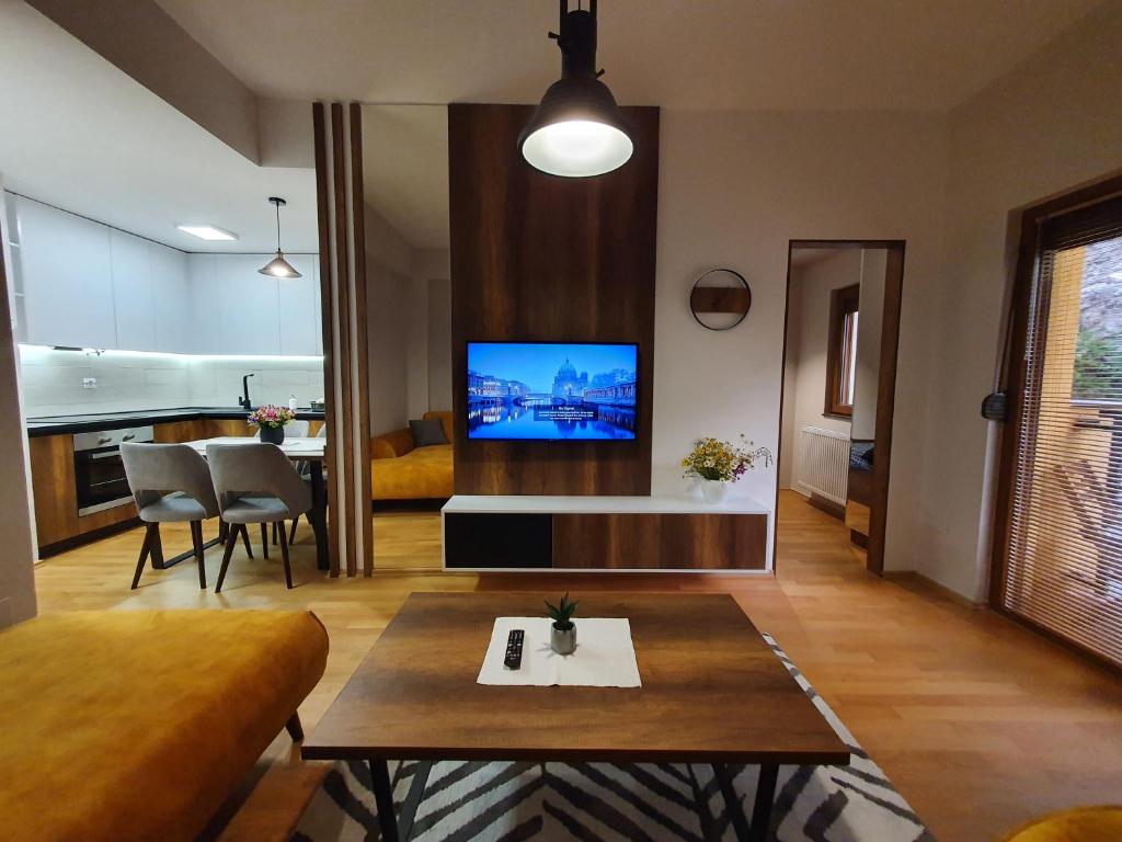En TV eller et underholdningssystem på Filip&Yana Apartment