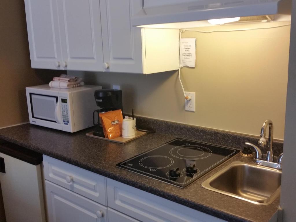 Kuchyň nebo kuchyňský kout v ubytování Days Inn by Wyndham Nanaimo