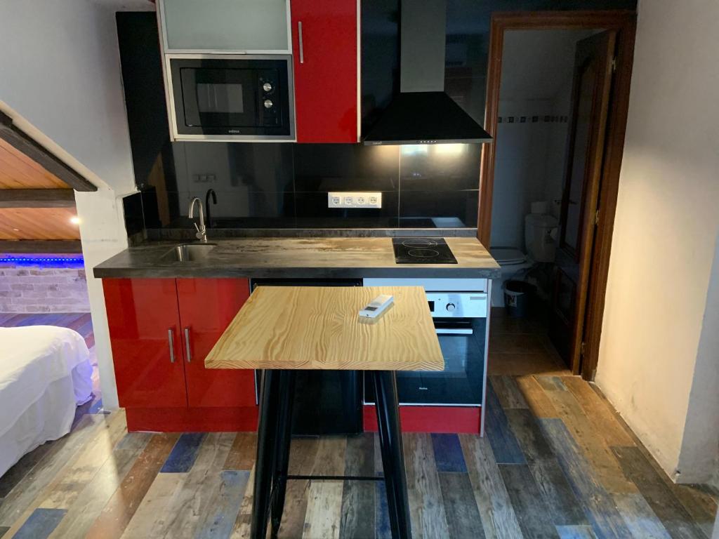 Kuchyň nebo kuchyňský kout v ubytování Closest Studio to Gibraltar Border
