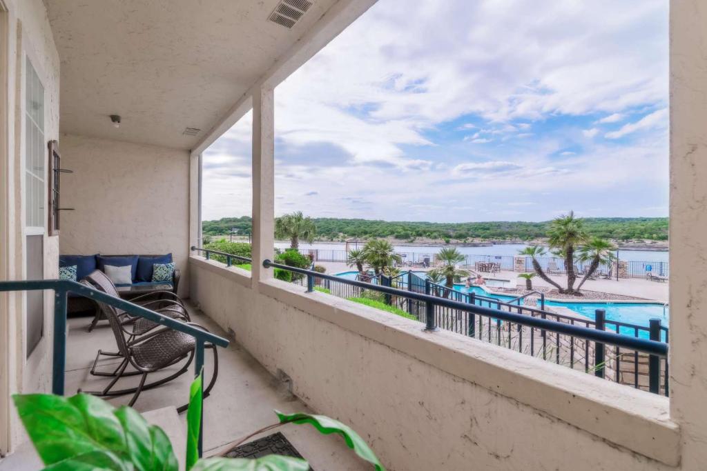 ein Balkon mit Blick aufs Wasser in der Unterkunft Vela Villa in Lago Vista