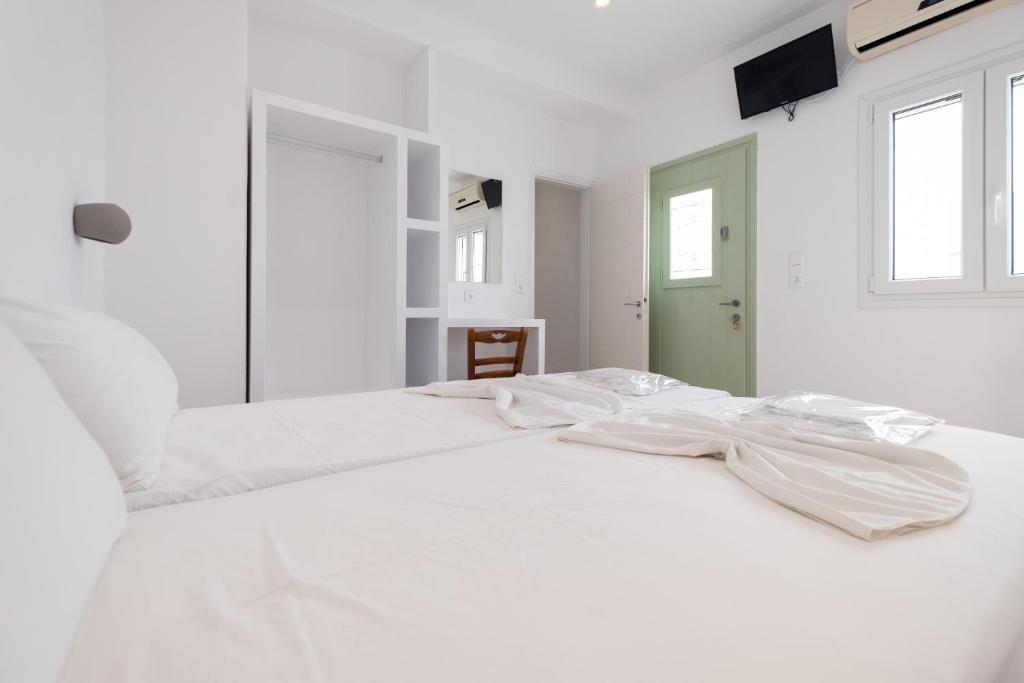 A bed or beds in a room at Lorenzo Studios and Suites Paros