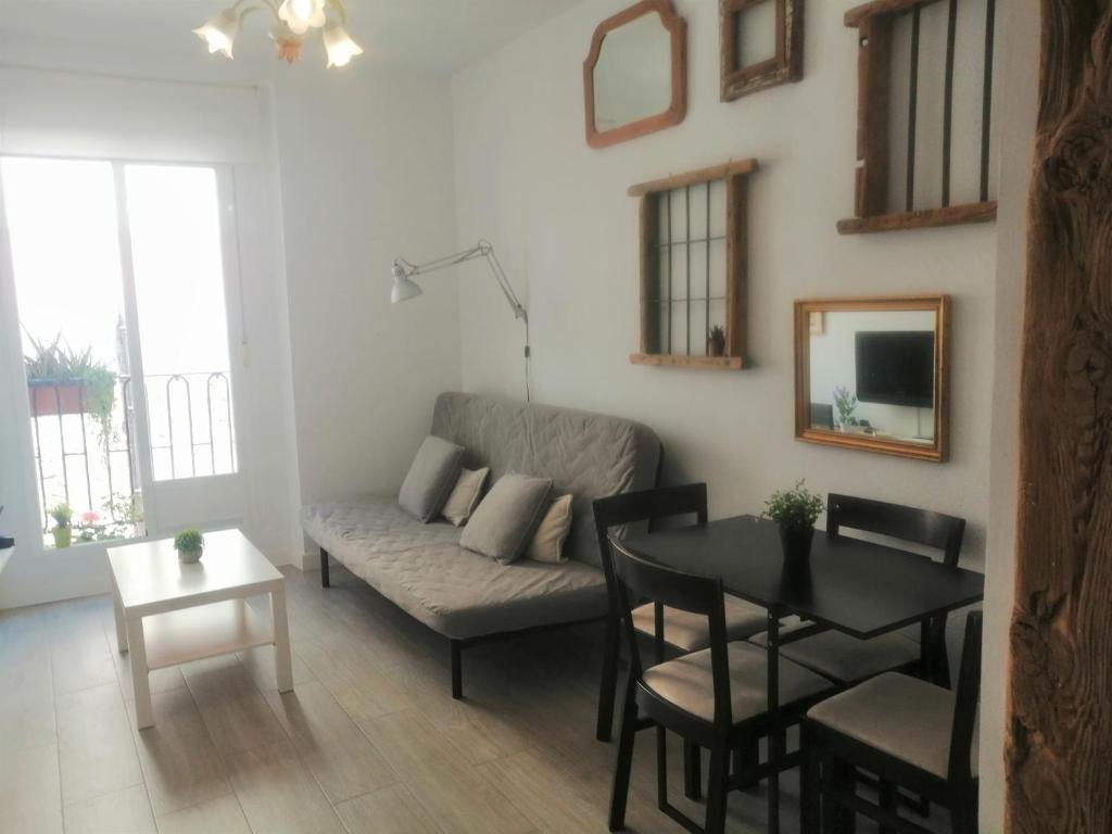 sala de estar con sofá y mesa en Apartamento en el Rastro, en Madrid