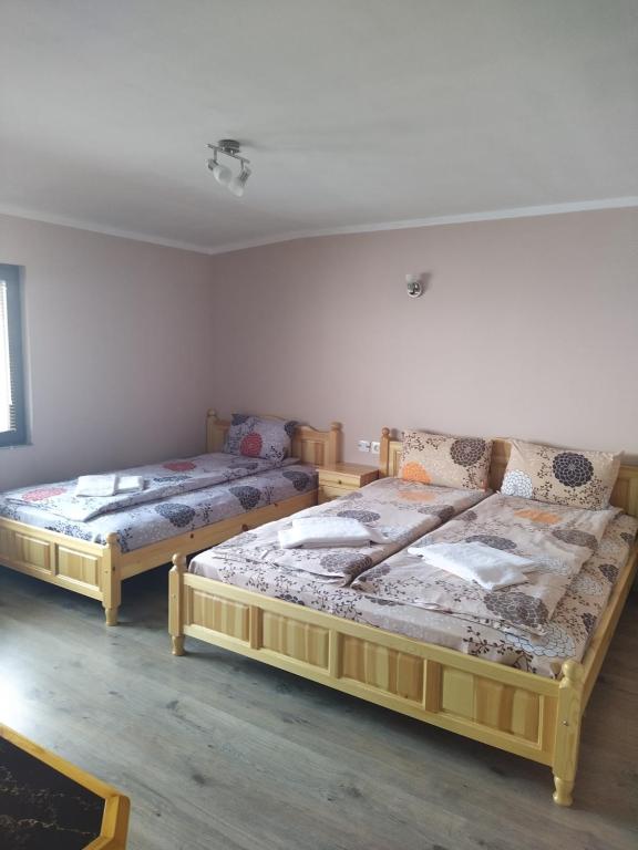 Zimmer mit 2 Betten in einem Zimmer in der Unterkunft ИВАНЕЛИ in Saparewa Banja