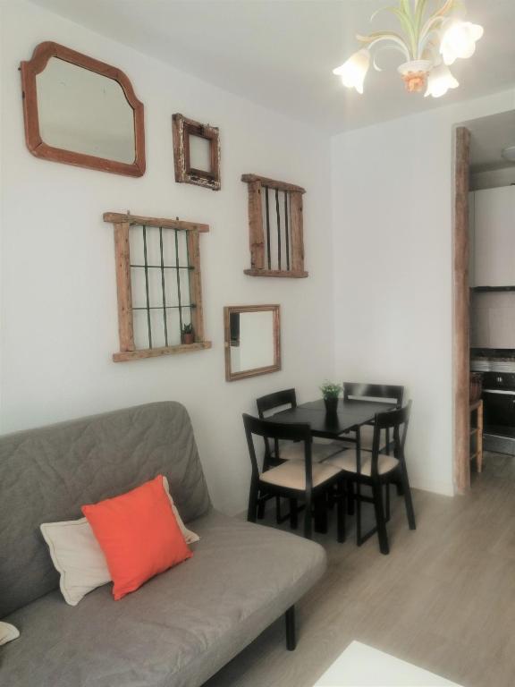 una sala de estar con un sofá y una mesa en Apartamento en el Rastro, en Madrid